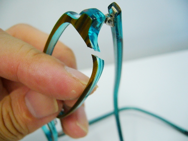 修理事例（プラスチックフレーム）