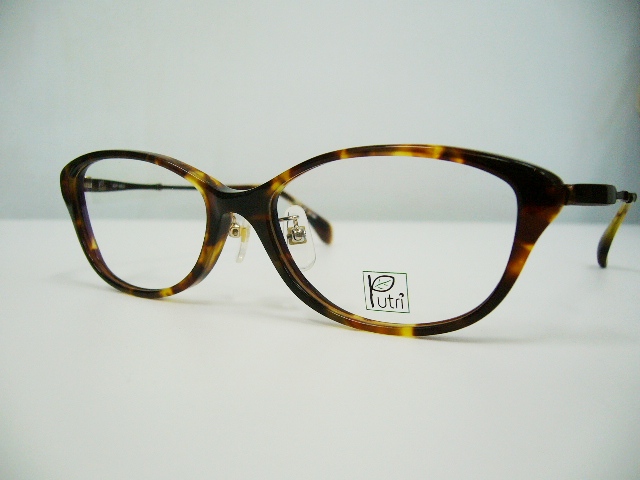 サラリとまとうメガネ