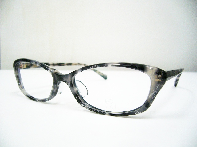 女性向けのかけやすいメガネです。