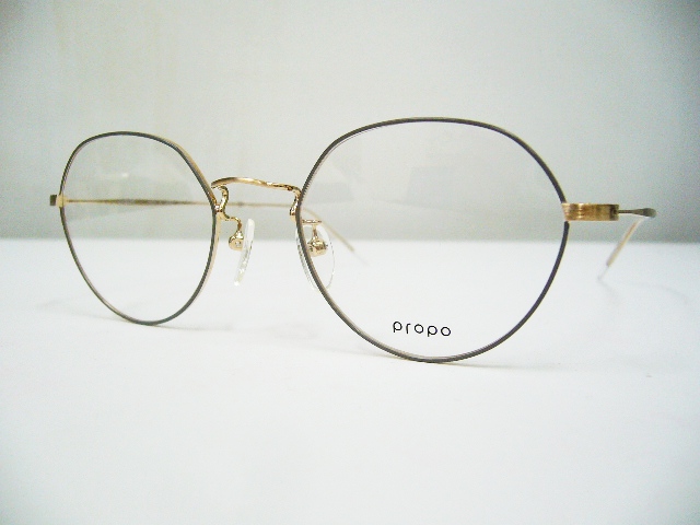 繊細で知的なメガネ。