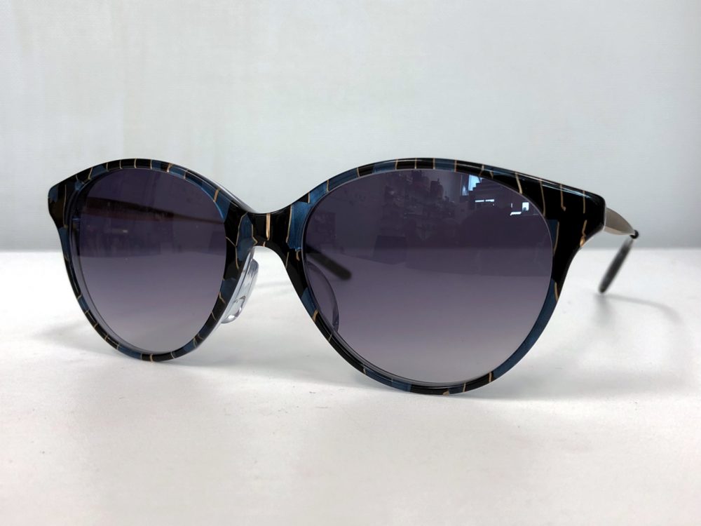 キュートに楽しめるサングラスです。