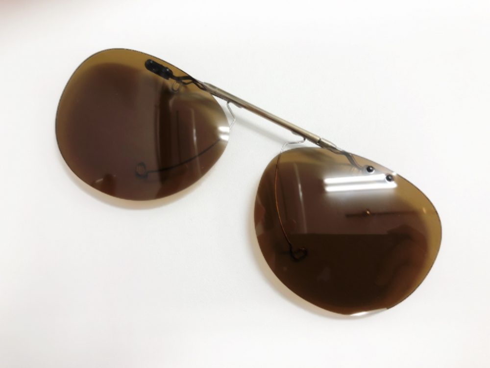 メガネ ➔ サングラス。