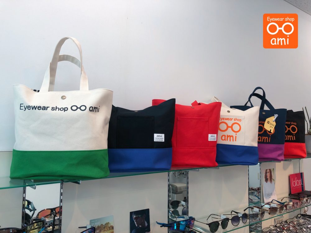 鞄も取り扱い始めた眼鏡屋です。