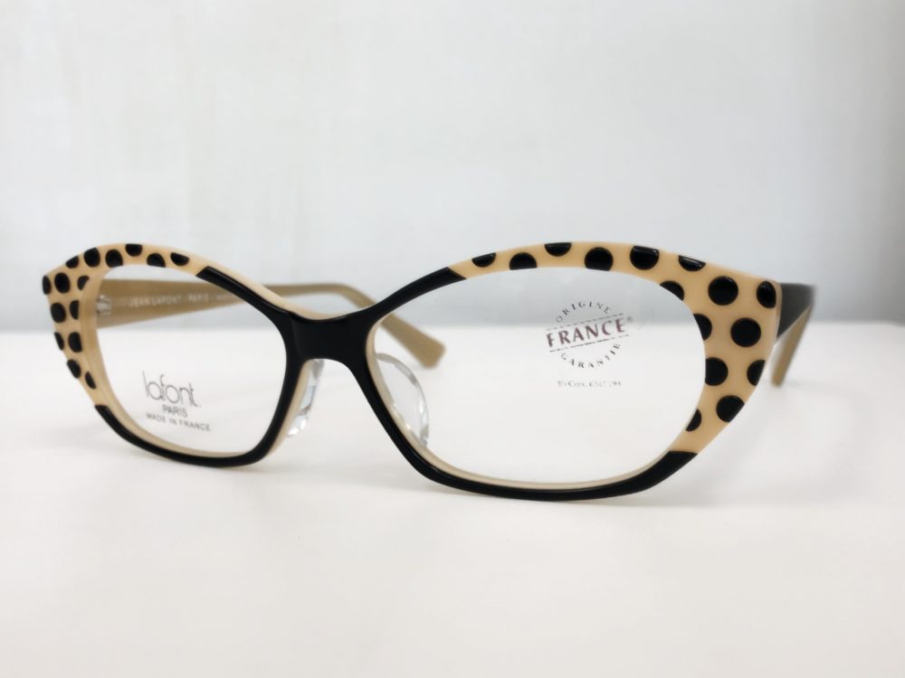 真逆の演出ができるメガネ。