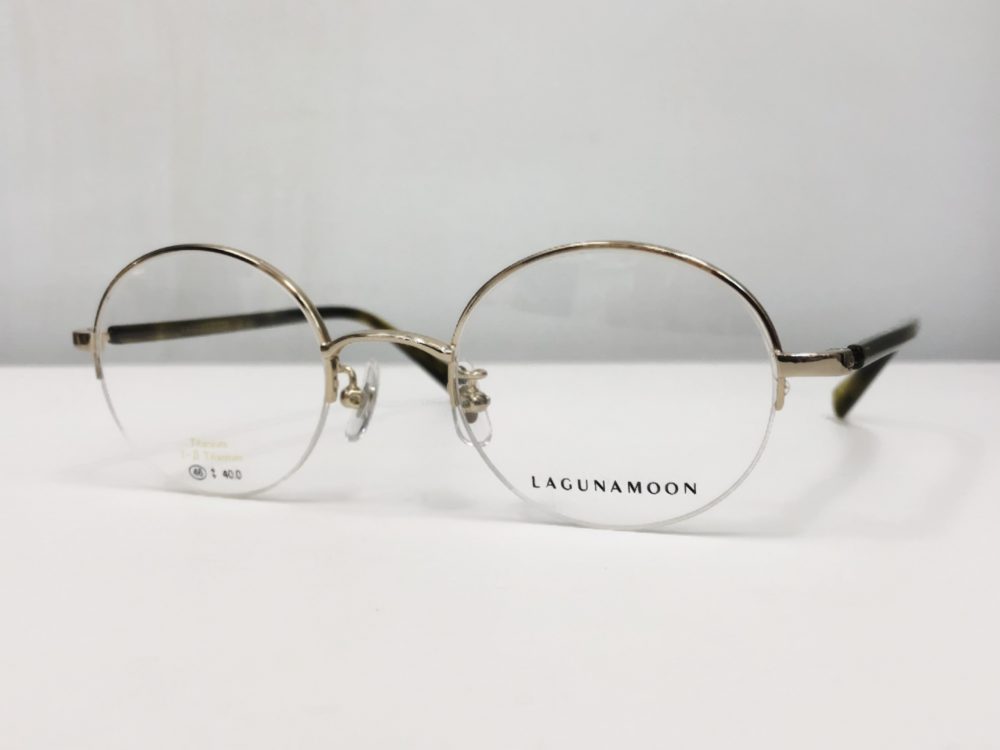 コロンとした感じが愛しいメガネ。