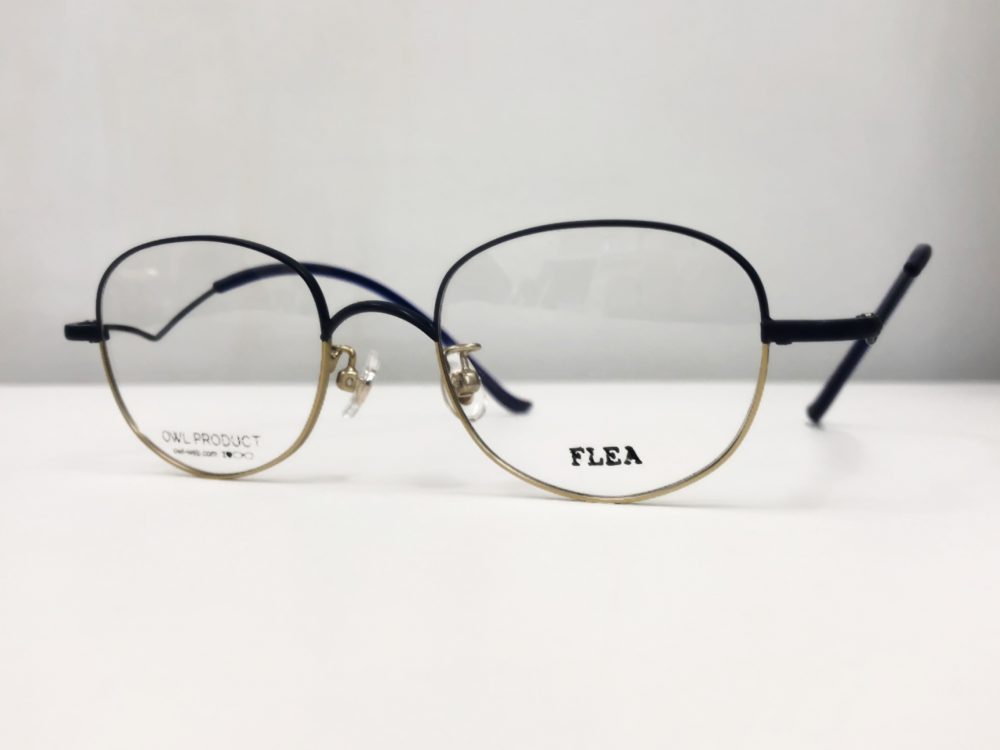 アーチが目を引くメガネ。