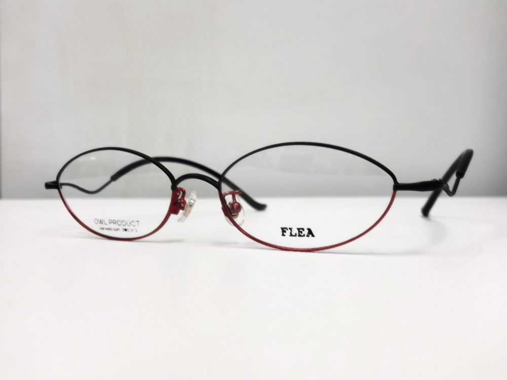 線は細くても、個性が光るメガネです。