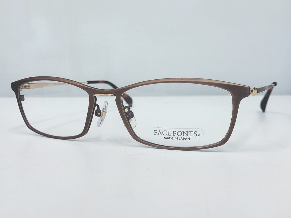 品の良いスクエアフレームです。