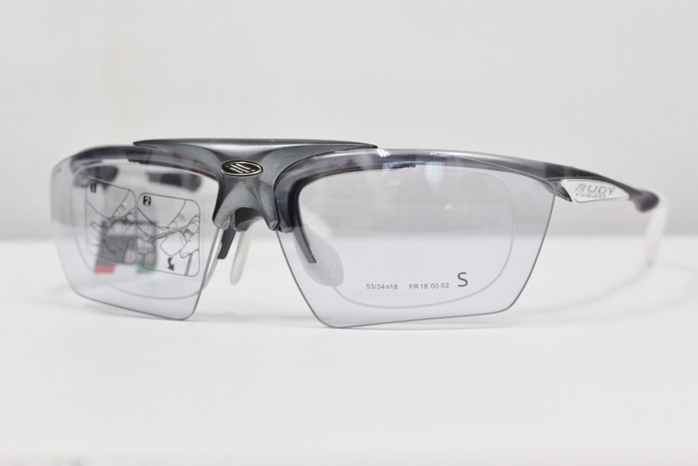 跳ね上げ式サングラスも便利です。