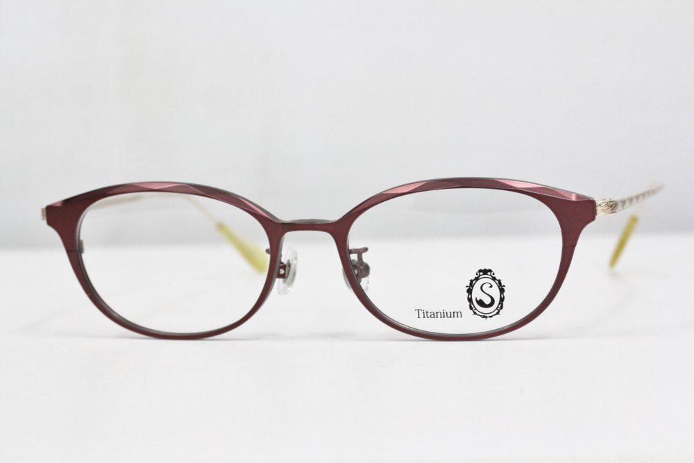 レンズの形で印象が変わります。