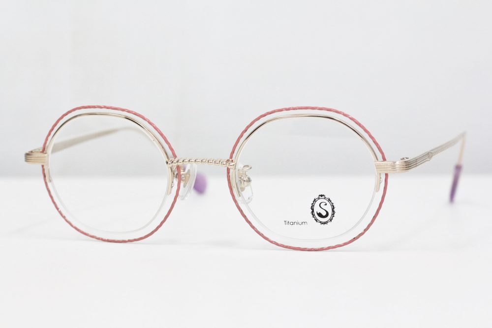 目元にアクセサリーを。