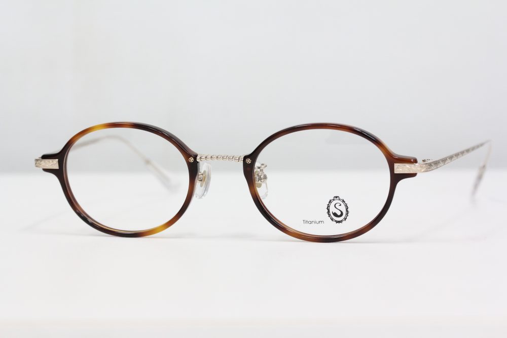 目元を彩るアクセサリー。