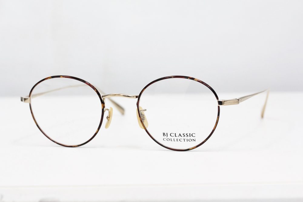 サラッとかけられるメガネですね。