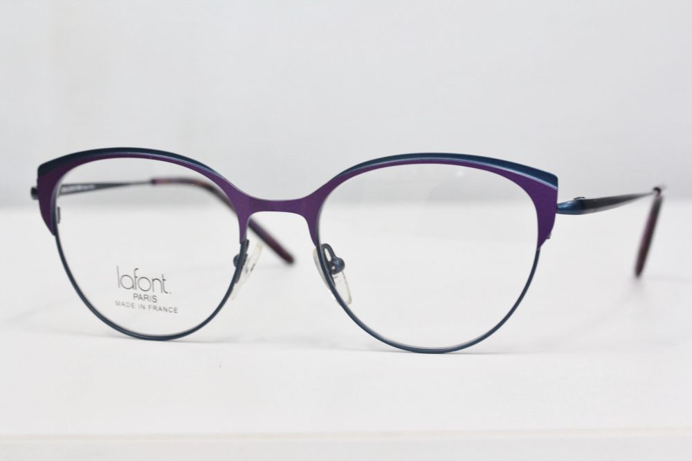 メリハリのあるカラーで華やかな表情に。