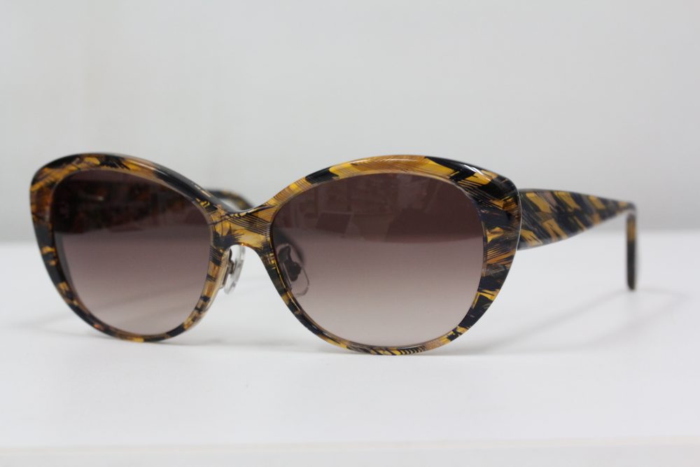 眩しさを強く感じる時はサングラスを。