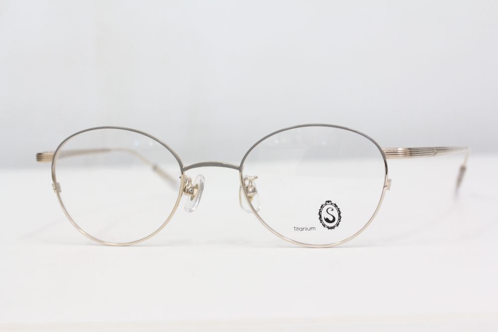 小ぶりボストンフレームでさりげなく。