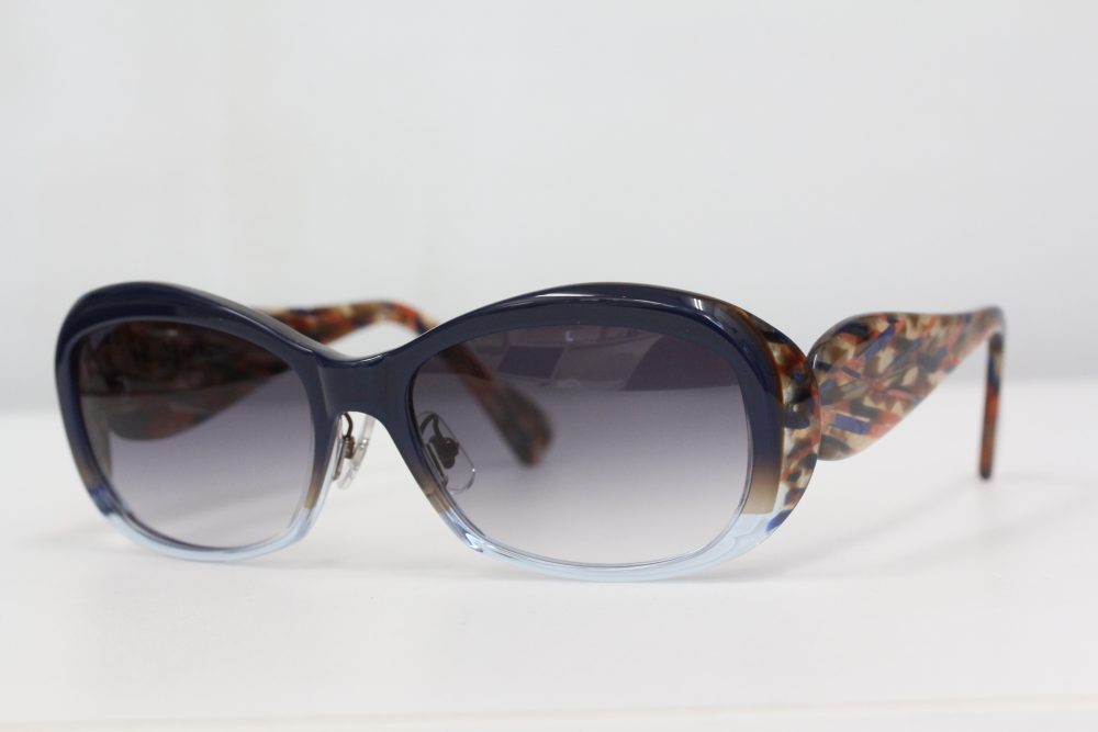 定番人気モデルの新色です。