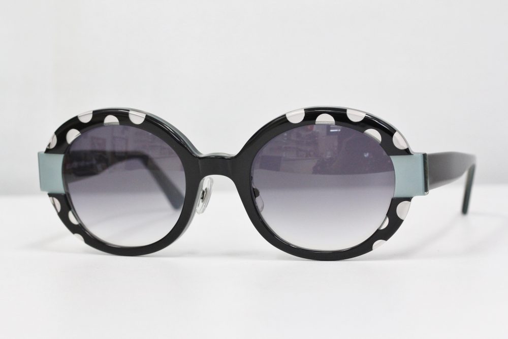 伝統的なポルカドット柄。