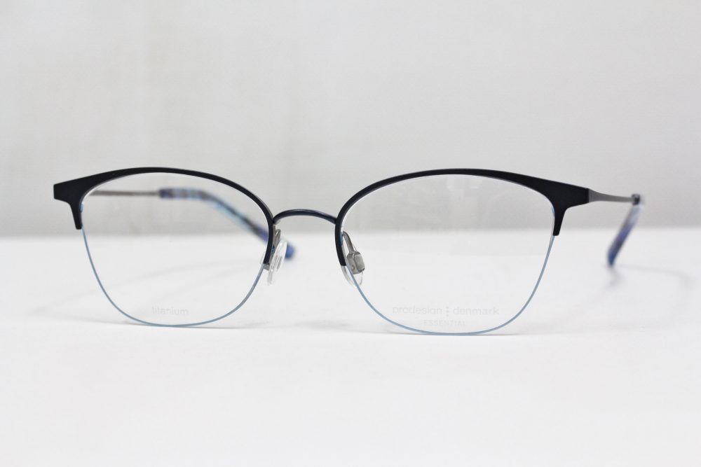 目元なじみが良いスッキリタイプ。