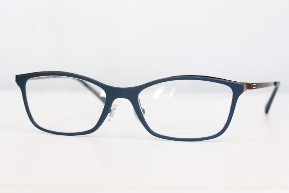 時代に染まらないメガネ。