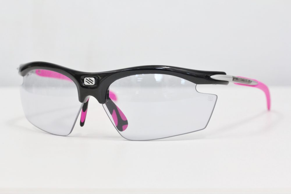 女性またはジュニア向けスポーツサングラス。