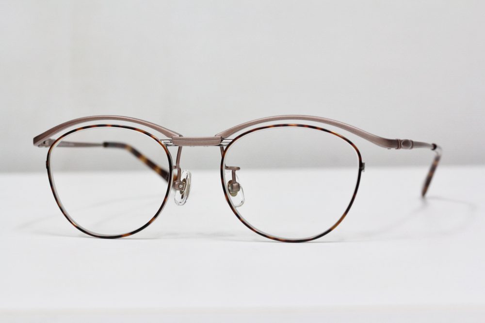 スマートな跳ね上げ式メガネです。