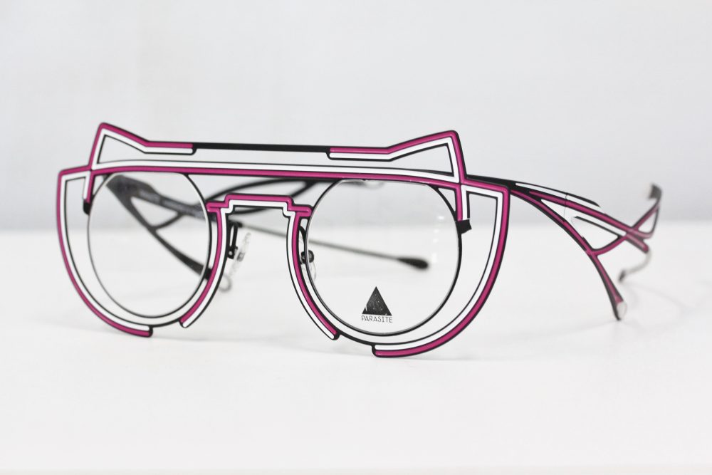 鳴き声が聞こえてきそうな”メガネ”です。