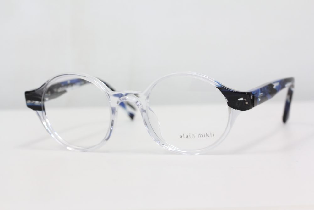 ユニセックスなラウンドフレーム。