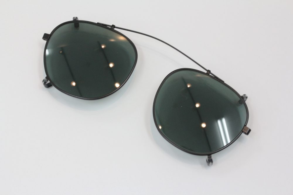 メガネにワンタッチ装着。