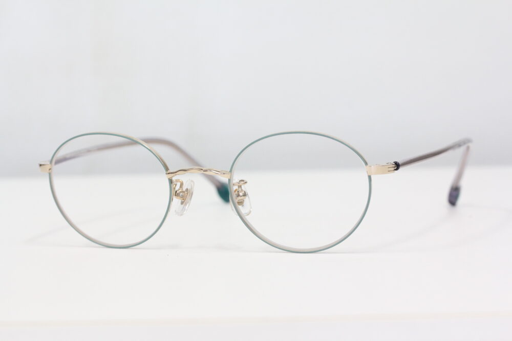 グリーン系カラーもあります。