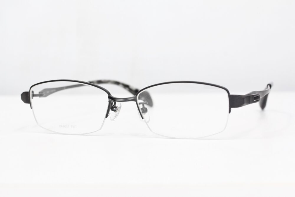 初心に返るようなシンプル系フレーム。