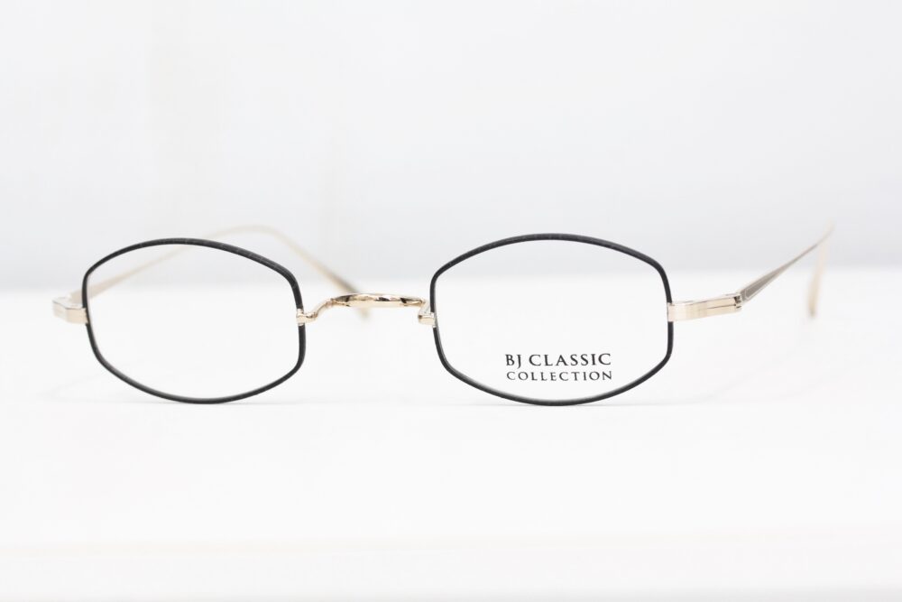 レザー調塗装で大人シックなモデルに。