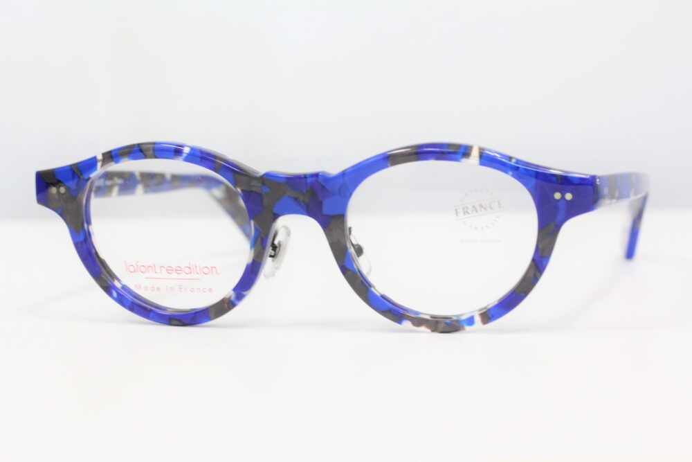 目が覚めるようなロイヤルブルー。