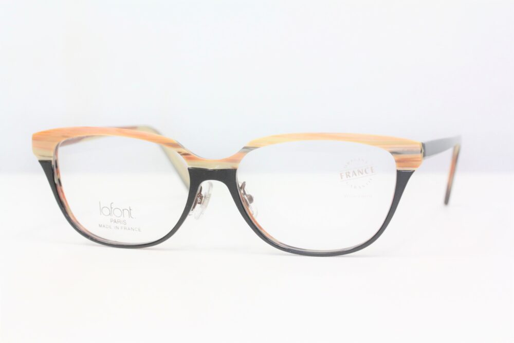 カラフルだけど派手すぎないフレーム。