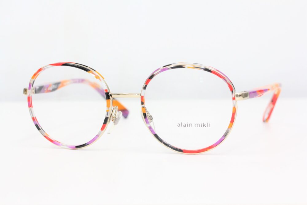 正に目元を彩るアクセサリー。