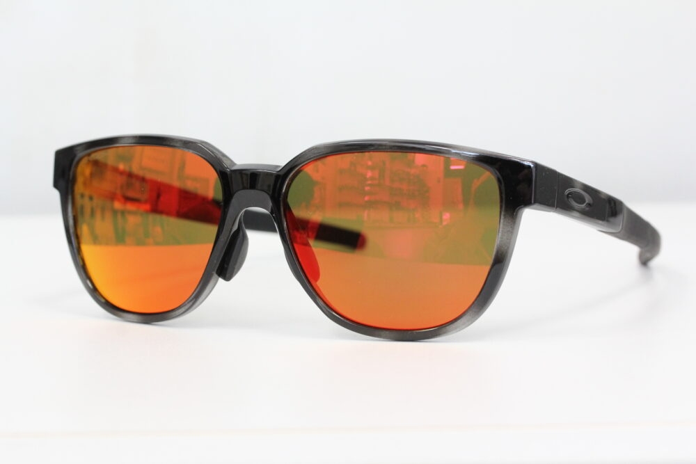 季節関係なく眩しさを強く感じた時はサングラスを。