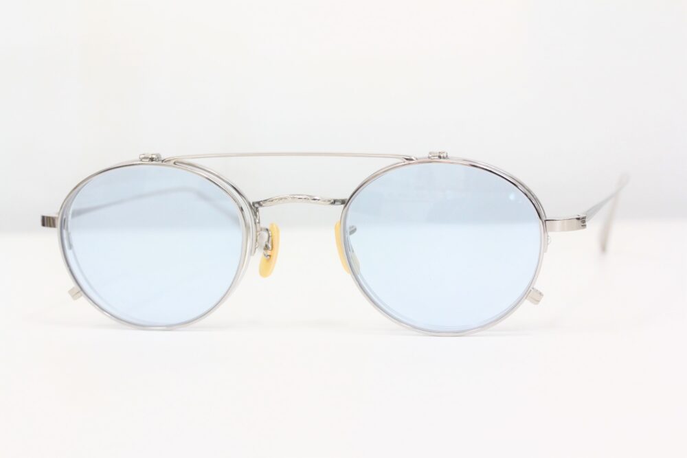 複式タイプの跳ね上げ式サングラスが登場しました。