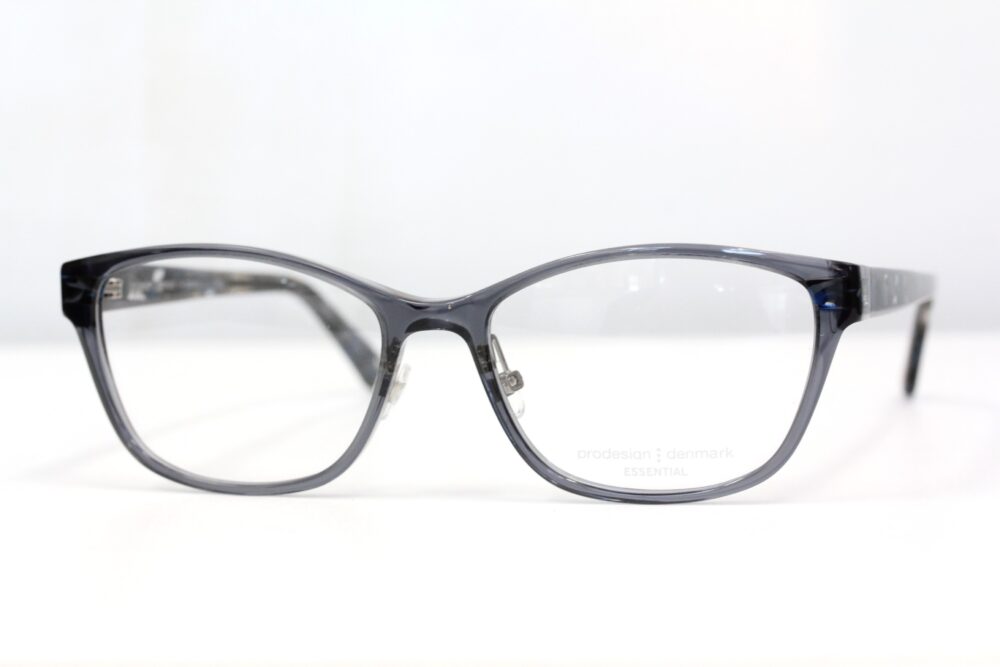 さりげなく魅せるメガネです。