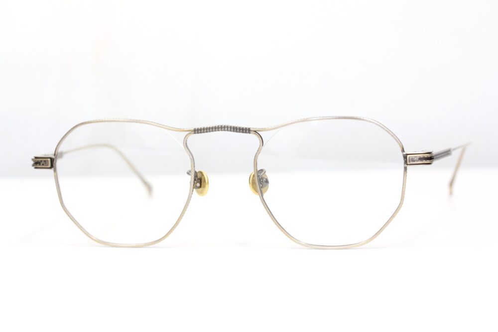 アンティークな色合いも趣がありますね。