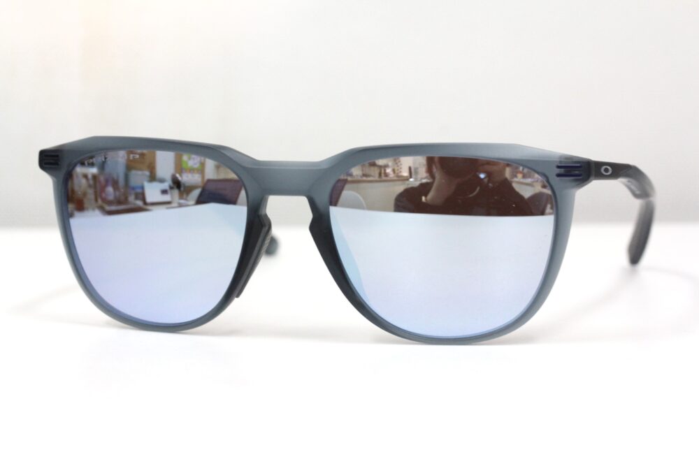 偏光レンズ搭載モデルもあります。