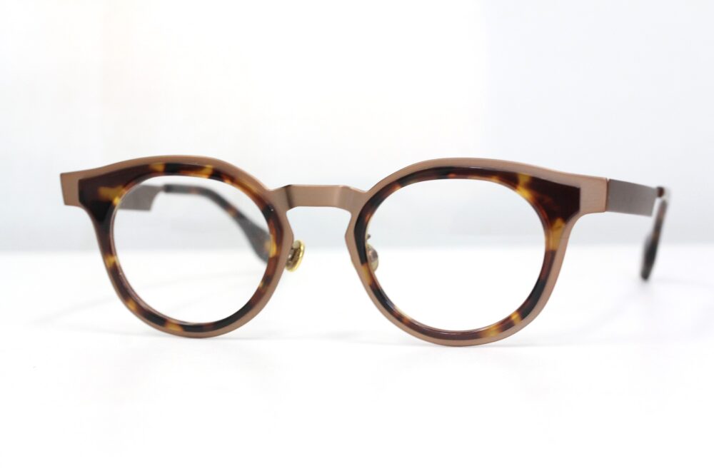 カラーによって柄の見え方が変わります。