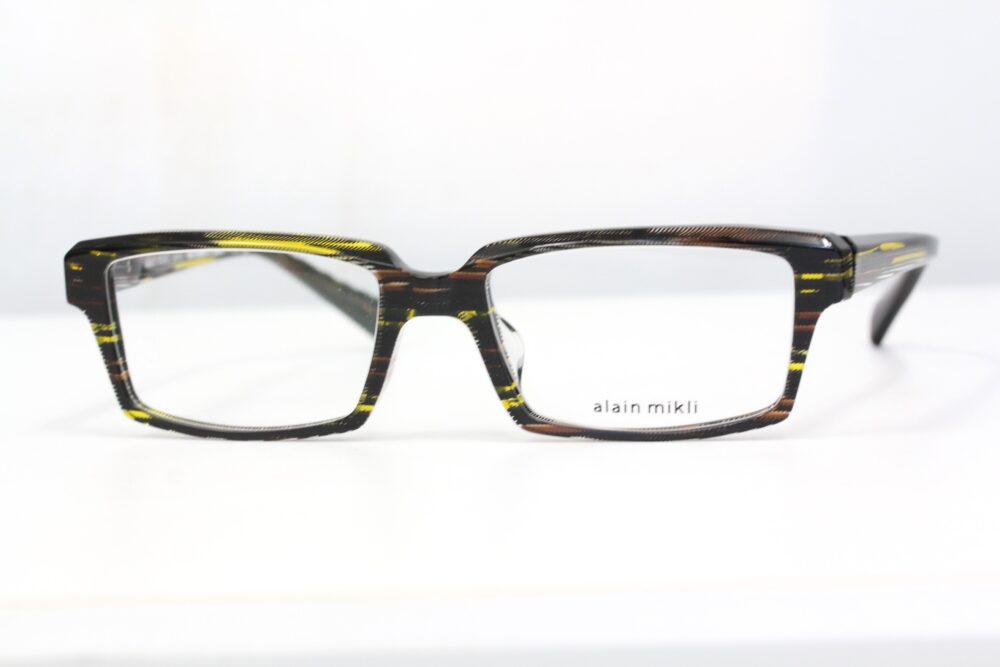 エッジの効いたスクエアフレームです。