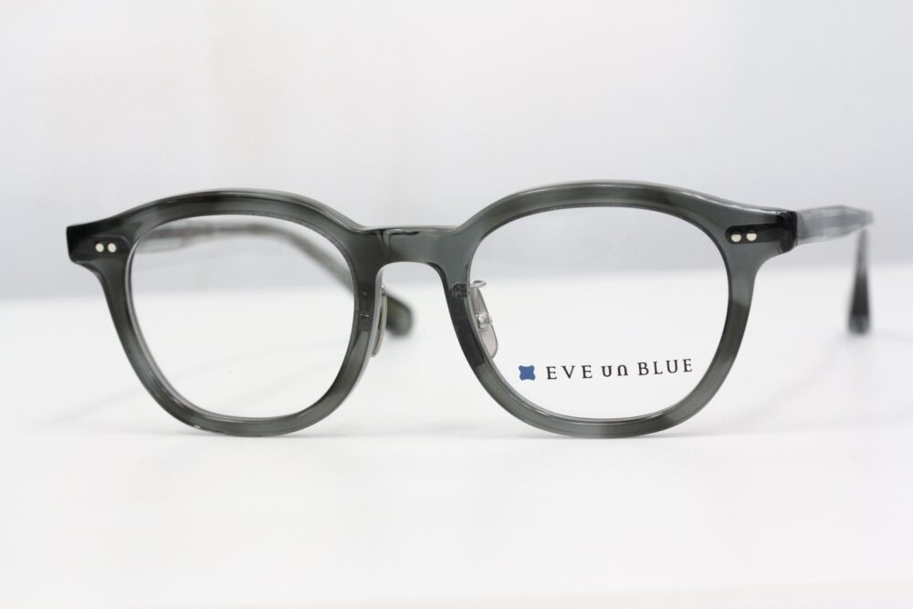 シーンレスで映える大人なメガネ。