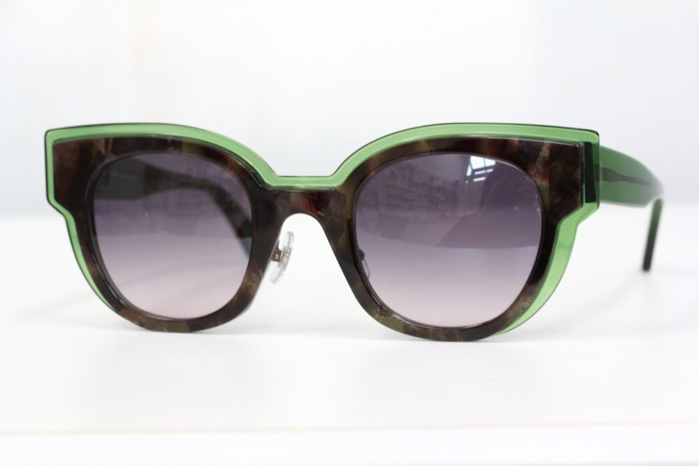 視線を惹きつけるサングラス。